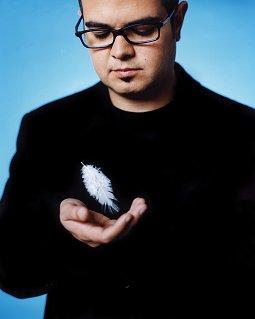 Aleks Syntek.jpg - ALEKS SYNTEK A pesar de haber iniciado hace muchos años su carrera artística, es hasta ahora cuando comienza la conquista del mercado español de la mano de Ana Torroja, cantando el tema ''Duele el amor'' que se ha colocado rapidamente en los primeros lugares de las listas de popularidad en la radio. 